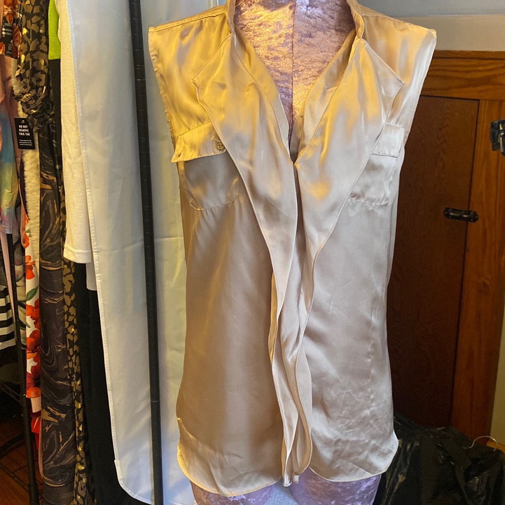 CACHE TAN/gold ruffle top